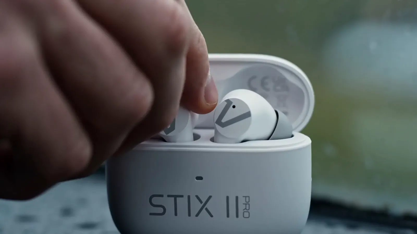 Product film built around a single gesture and a shallow depth of field.